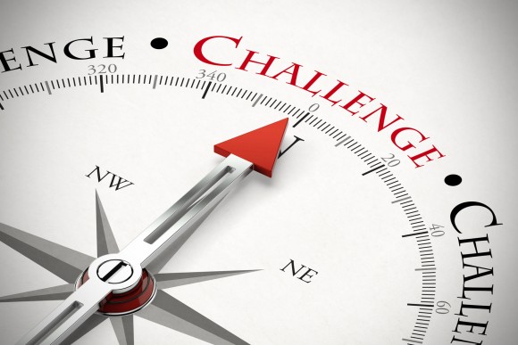 Pfeil von einem Kompass zeigt auf das Wort Challenge